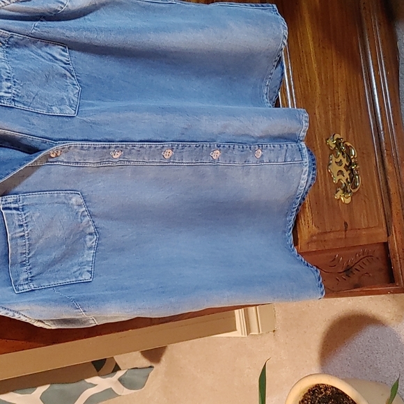 💚Guess Women's Denim sleeveless shirt - Picture 3 of 9